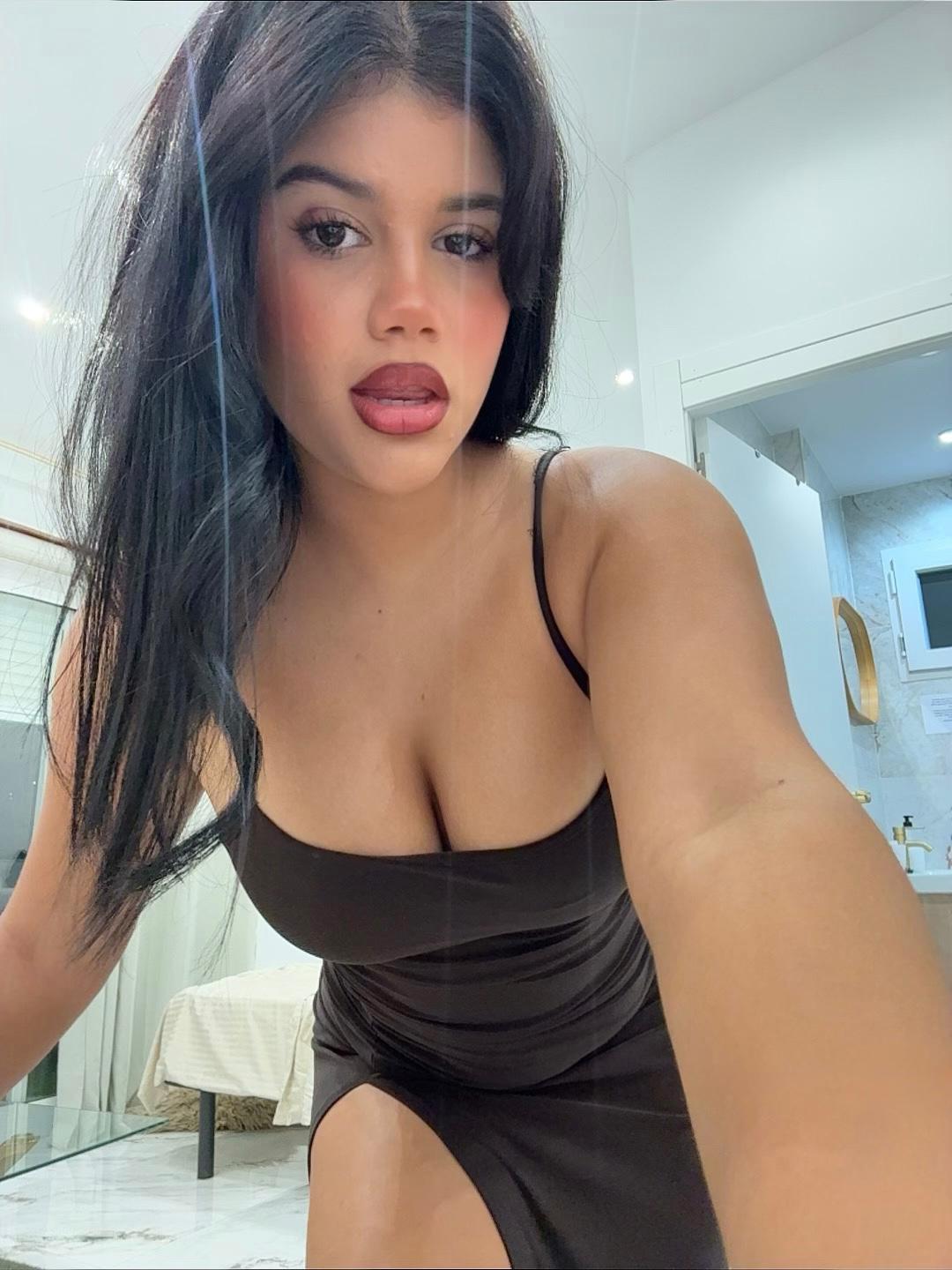 663998163 | EMILY | Chica