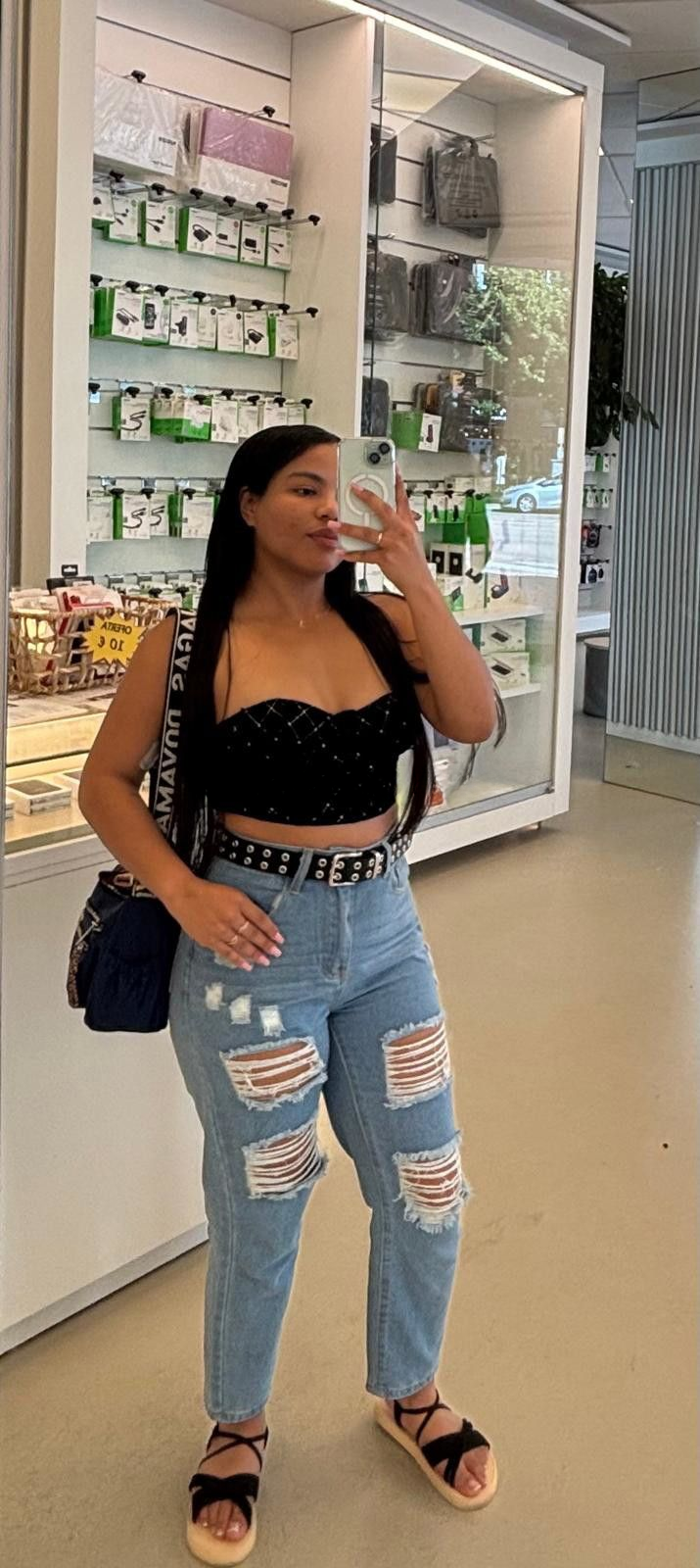 614335195 | VICTORIA | Chica