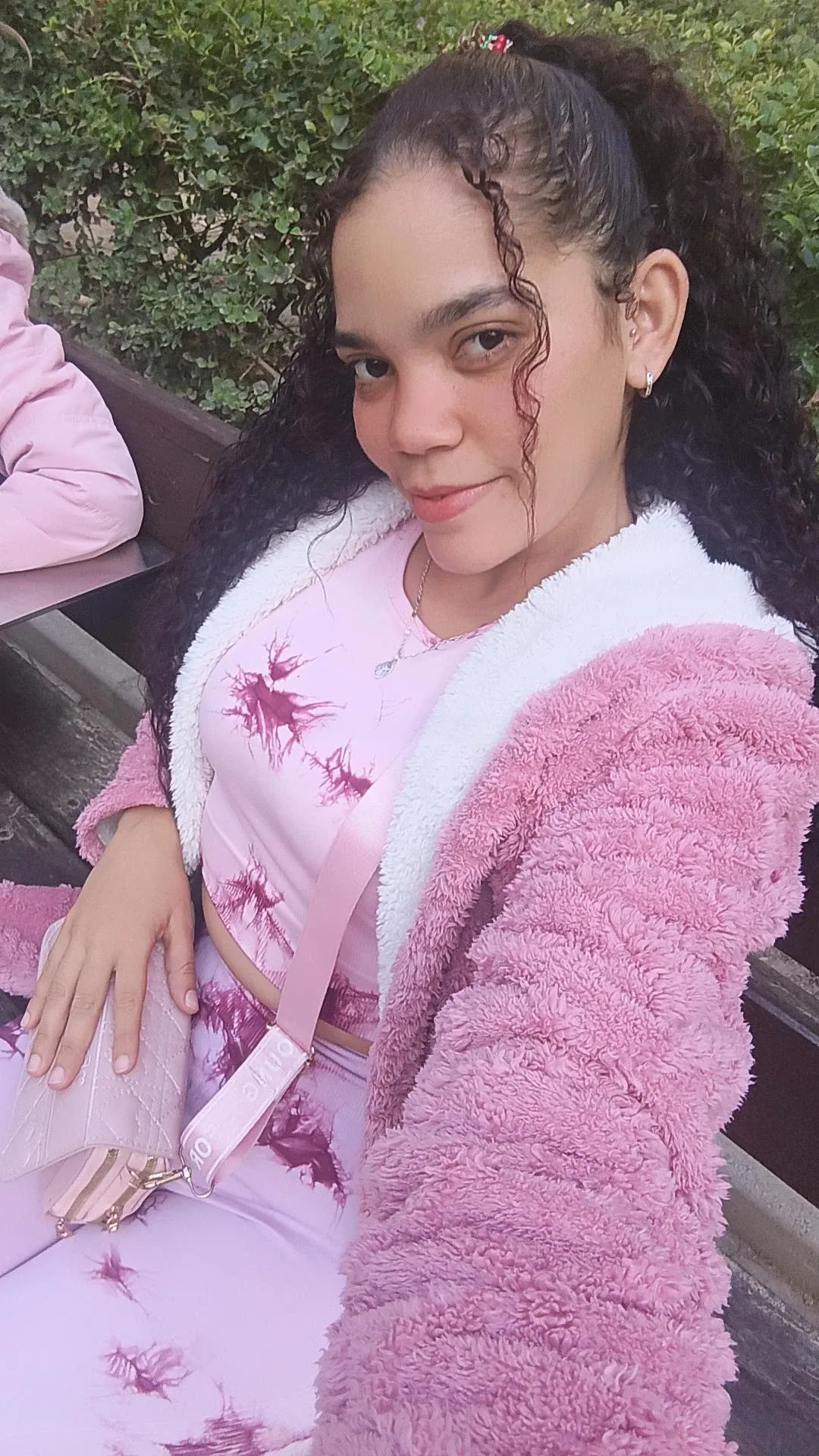 643325941 | CHARLOTTE | Chica