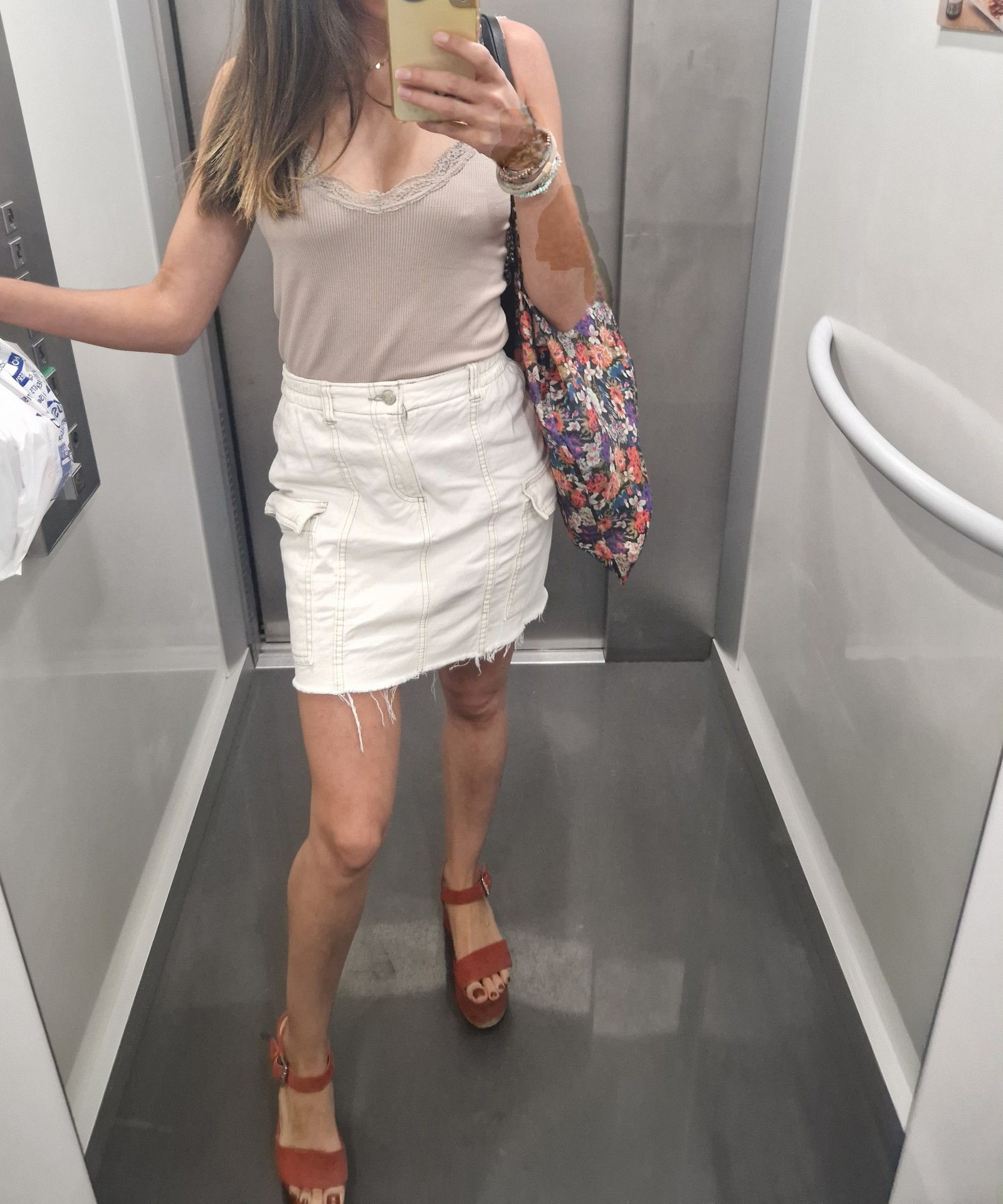 604364669 | LAURITA | Chica