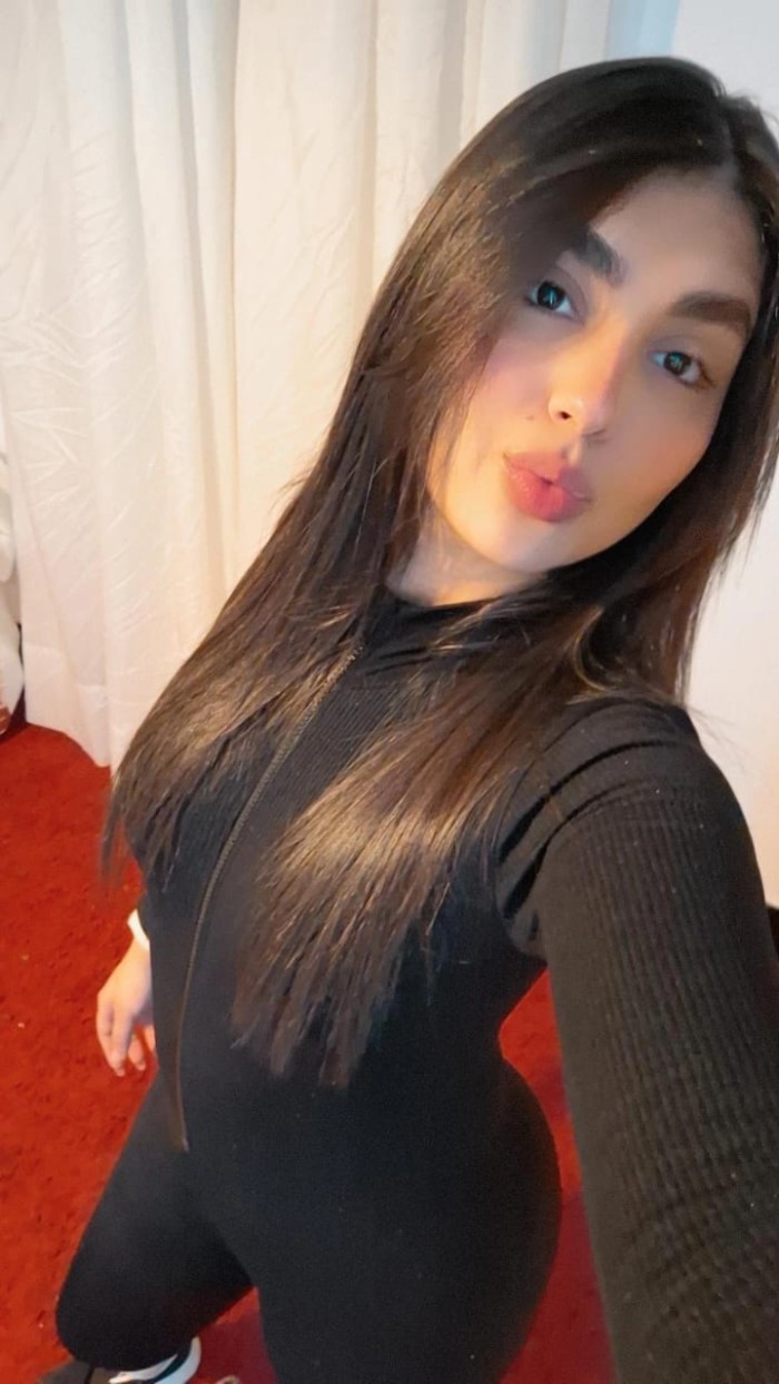 633839751 | THALIA | Chica