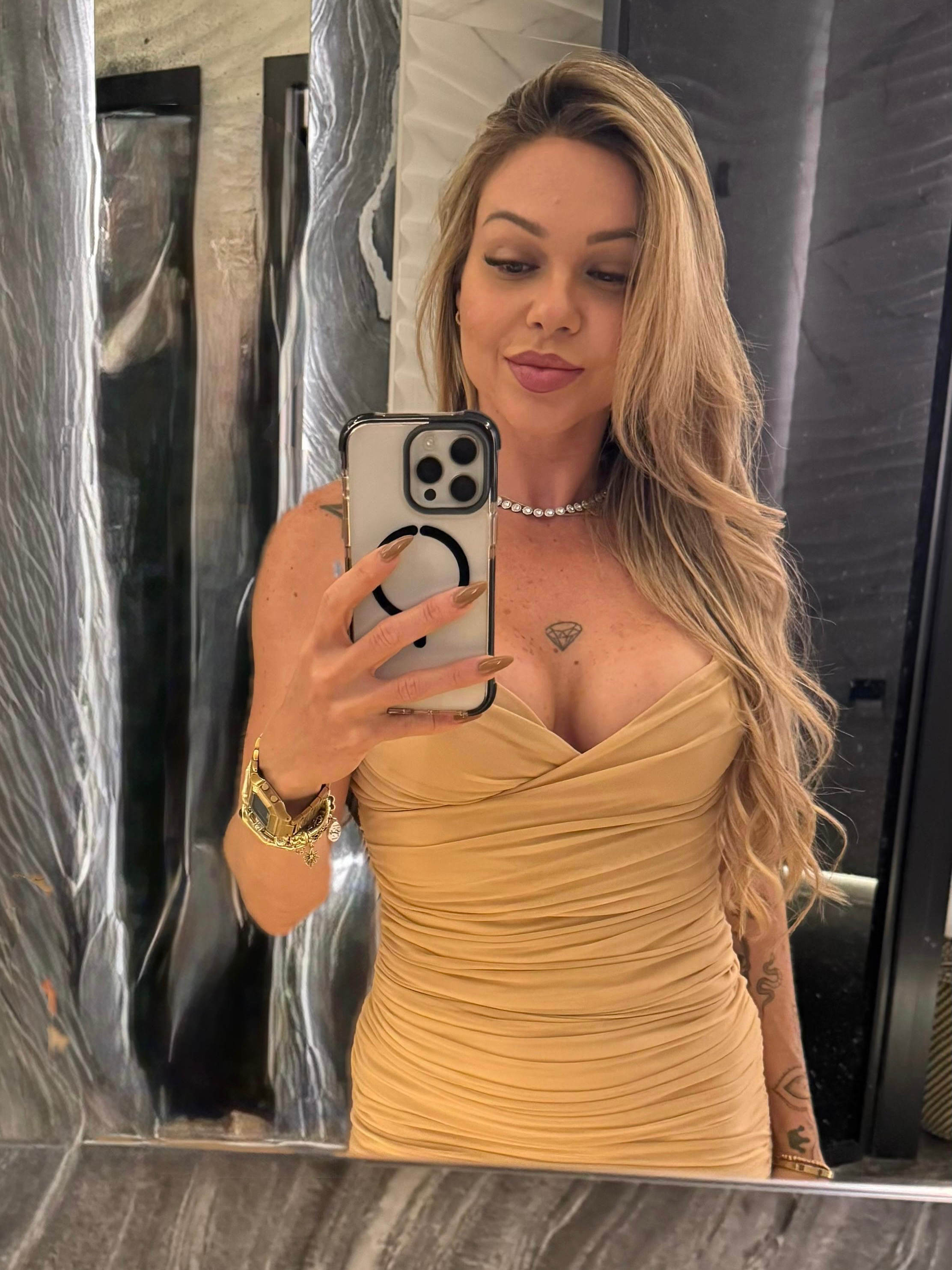 647945877 | KAREN | Chica