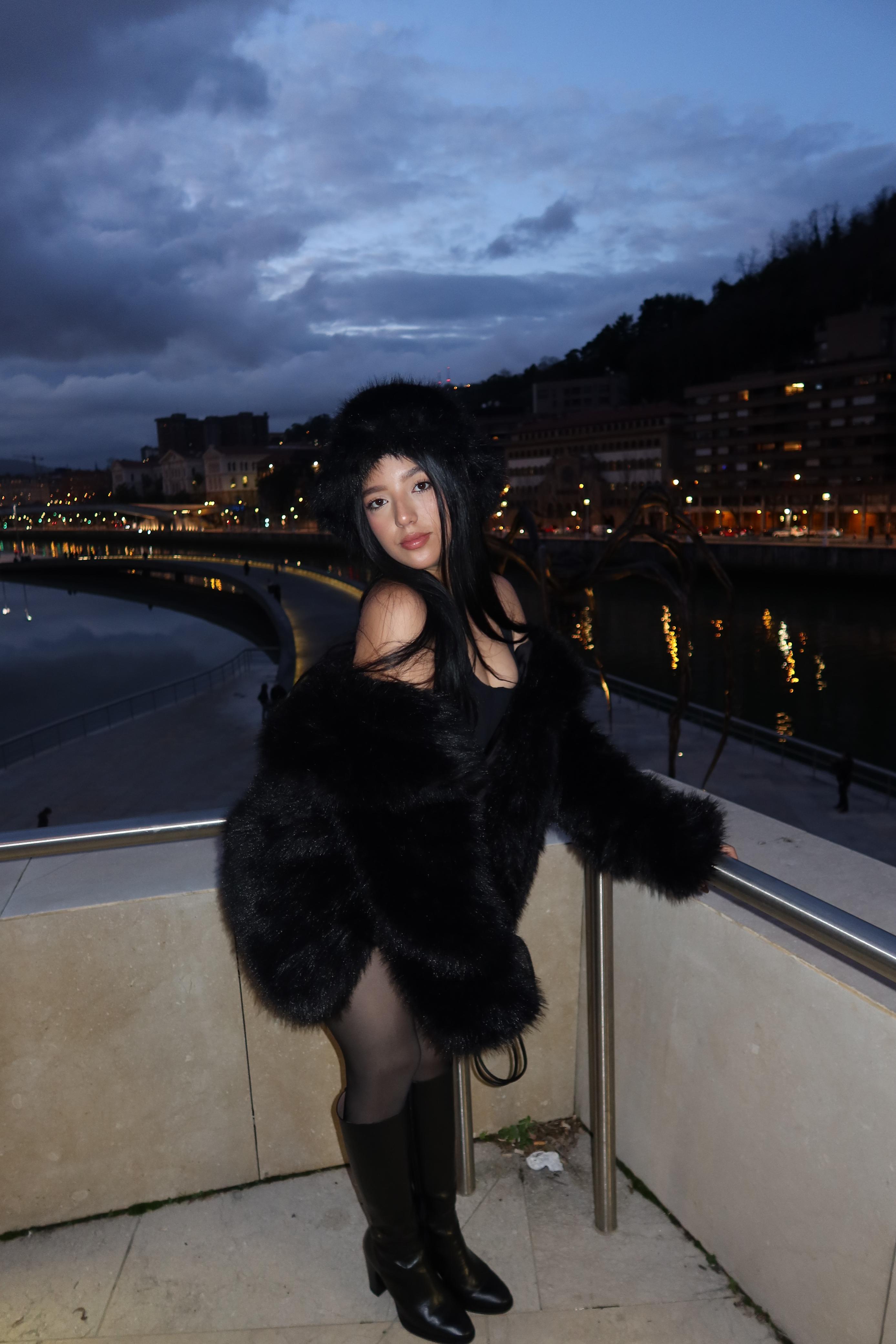 611316423 | SOFIA | Chica