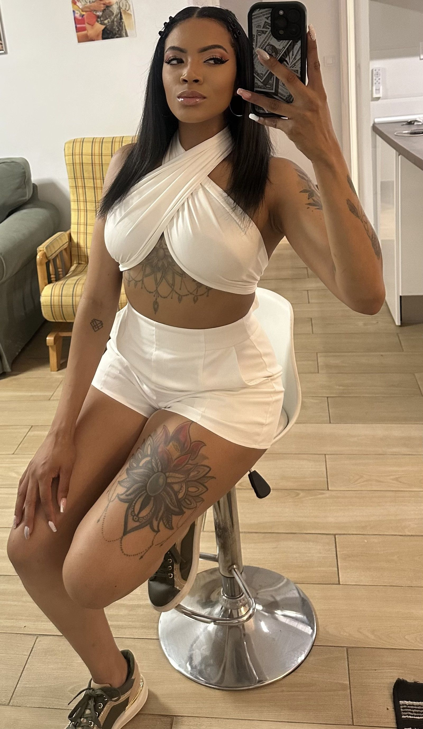 600072464 | LATINA | Chica