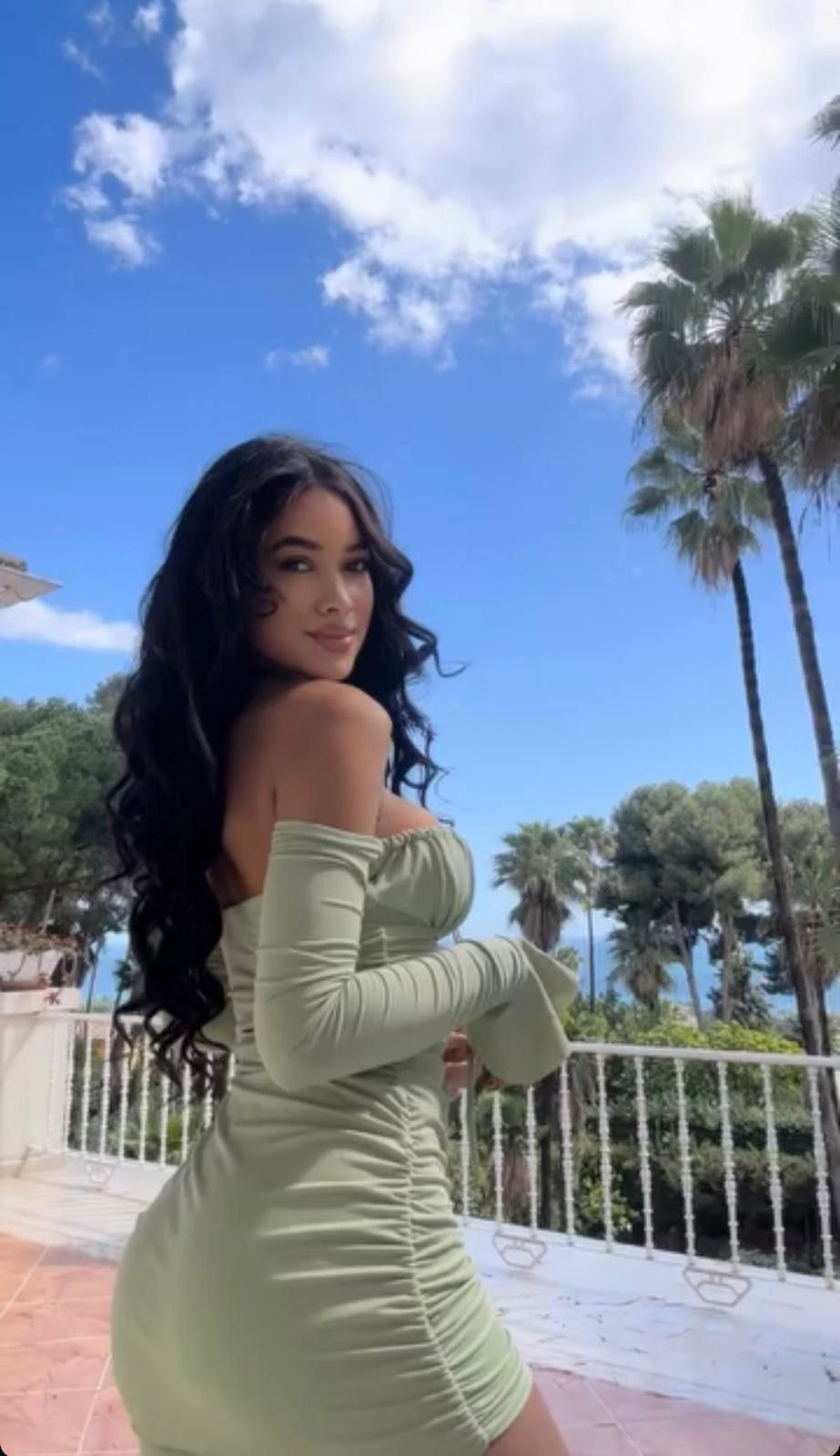 624903899 | LILY | Chica