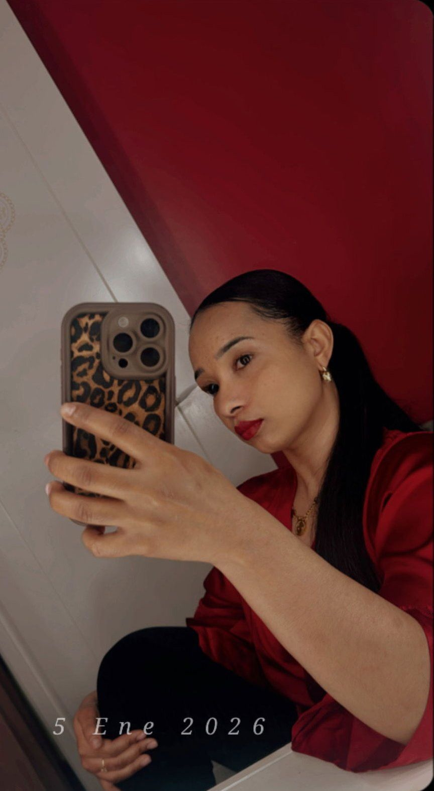 611255205 | MÍA | Chica