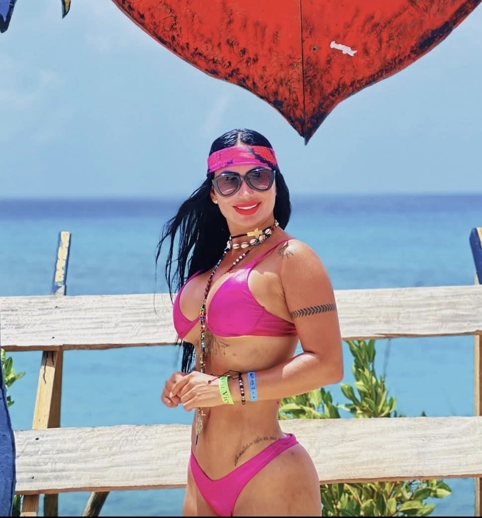 615533844 | ANGY | Chica
