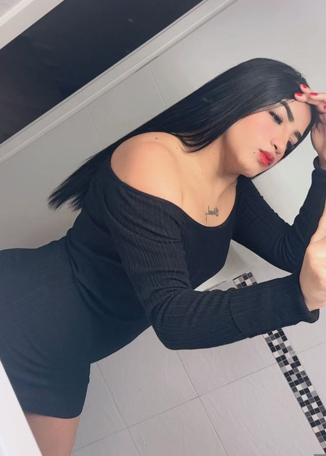 664332730 | AURORA | Chica