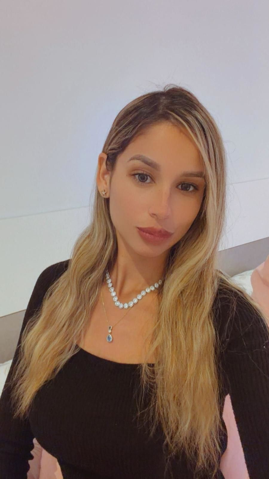 673546210 | THALÍA | Chica