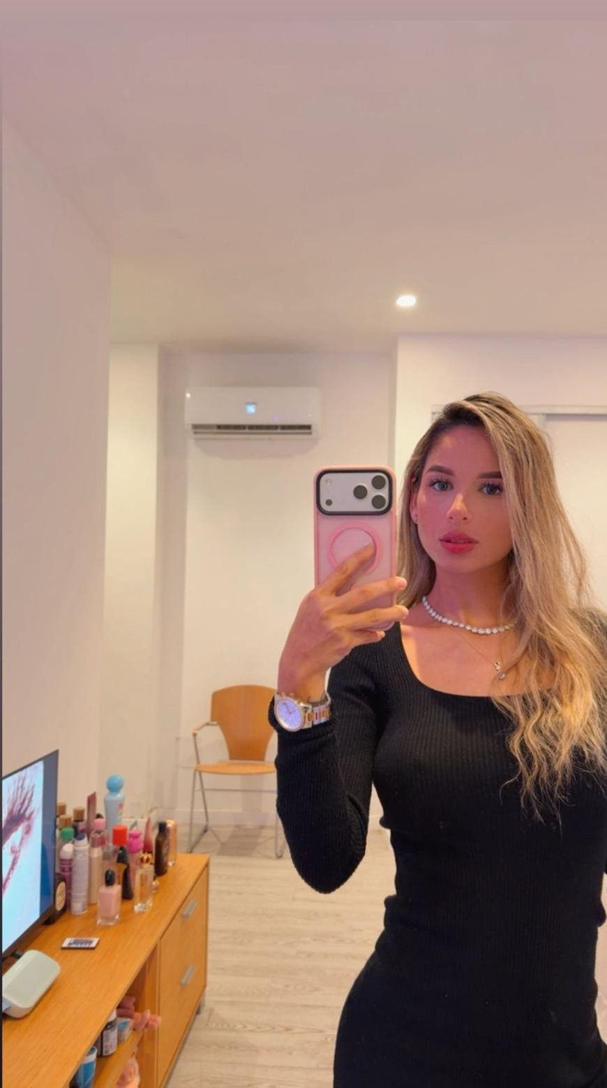 673546210 | THALÍA | Chica