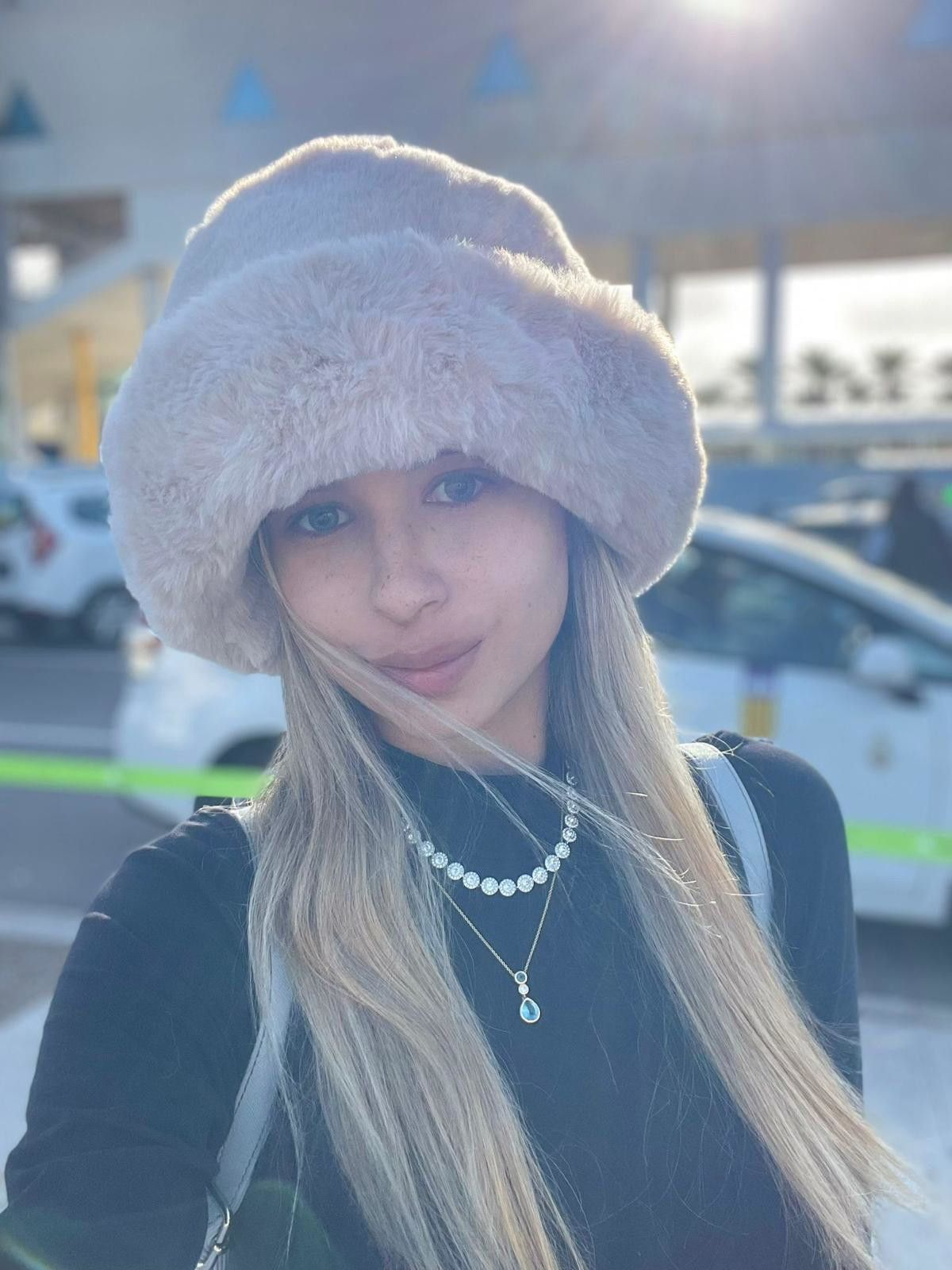 673546210 | THALÍA | Chica