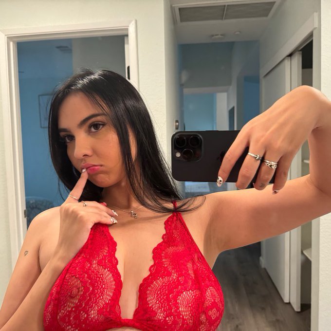 623963073 | LESLIE | Chica