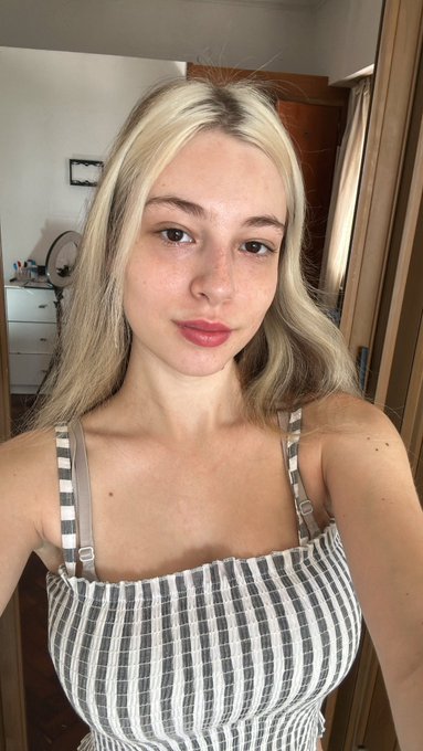 631927953 | ALBINE | Chica