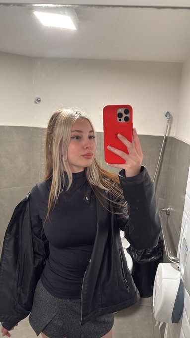 631927953 | ALBINE | Chica