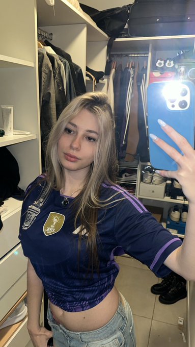 631927953 | ALBINE | Chica