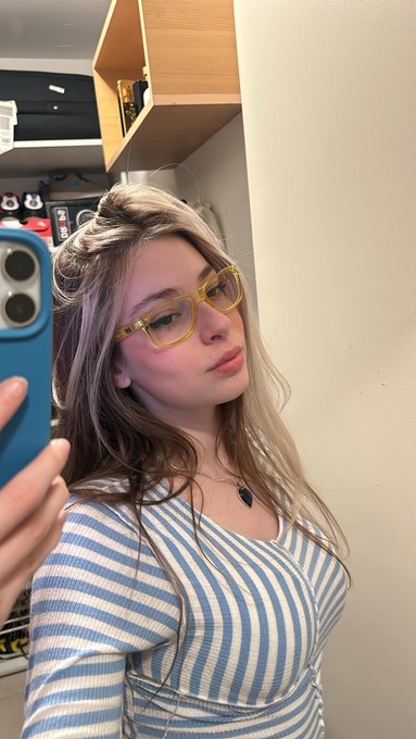 631927953 | ALBINE | Chica