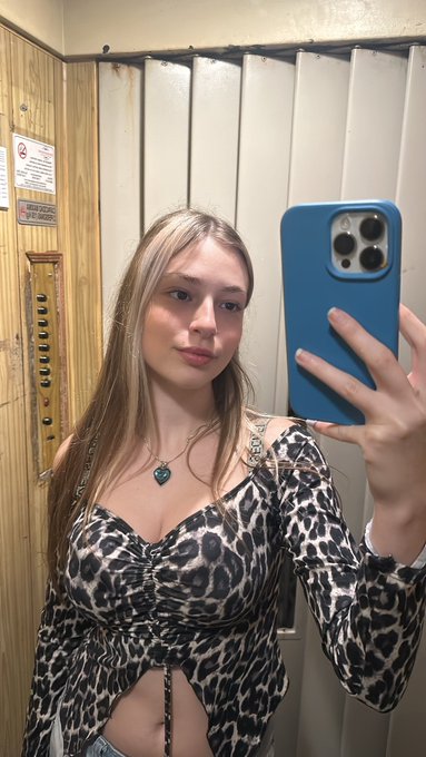 631927953 | ALBINE | Chica