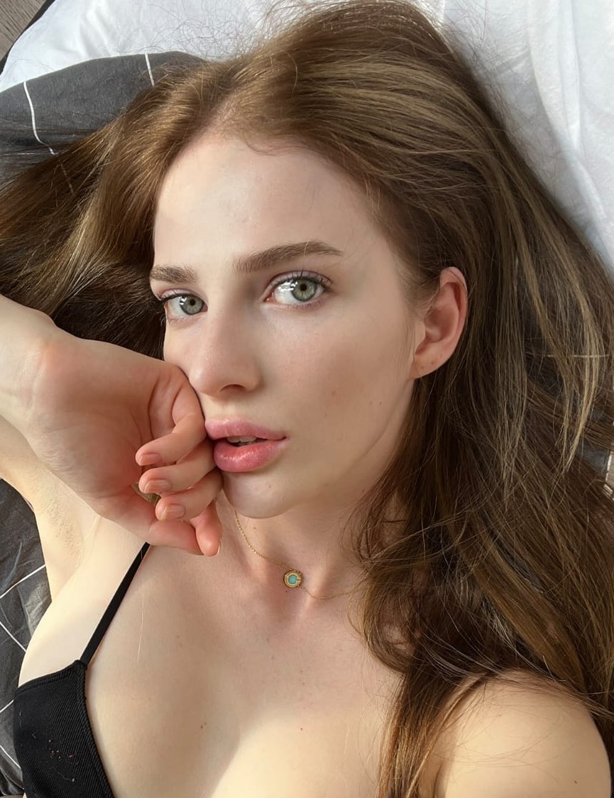 664383074 | LAURA | Chica