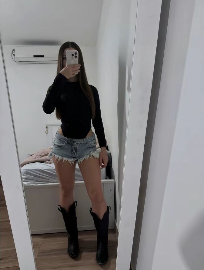 634035558 | CARLA | Chica