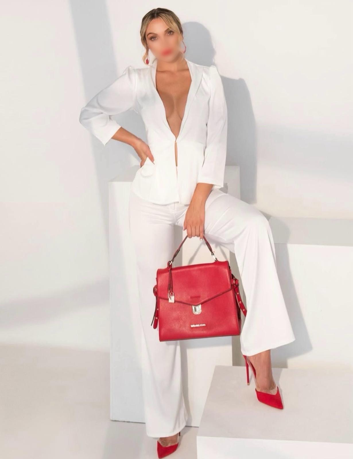 698996386 | NATY | Chica