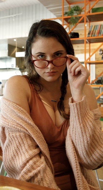 624934355 | NIKOL | Chica