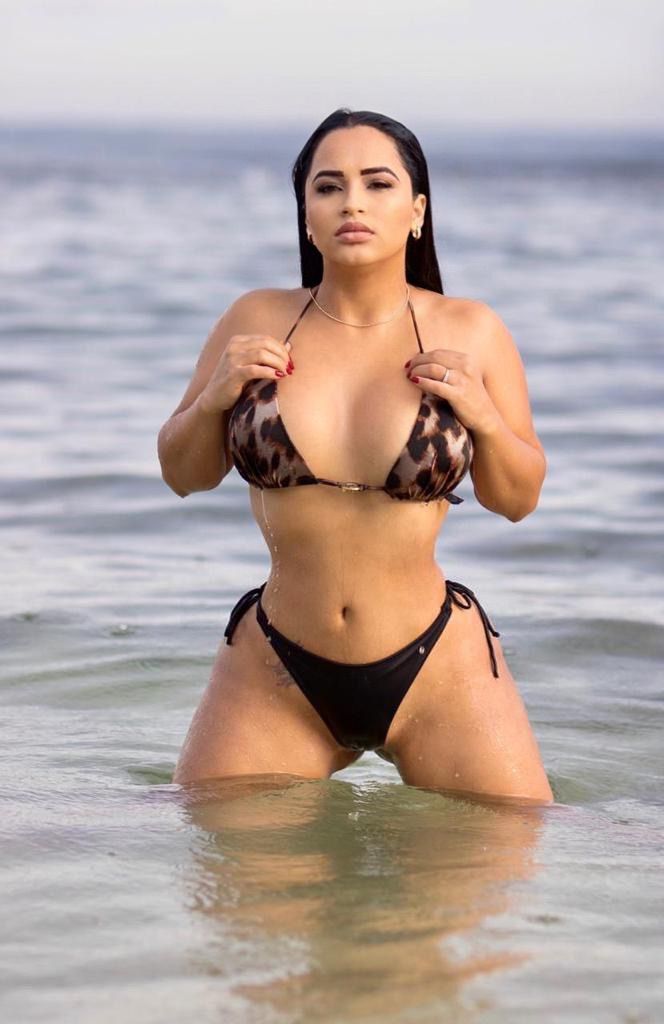 601864309 | MIA | Chica