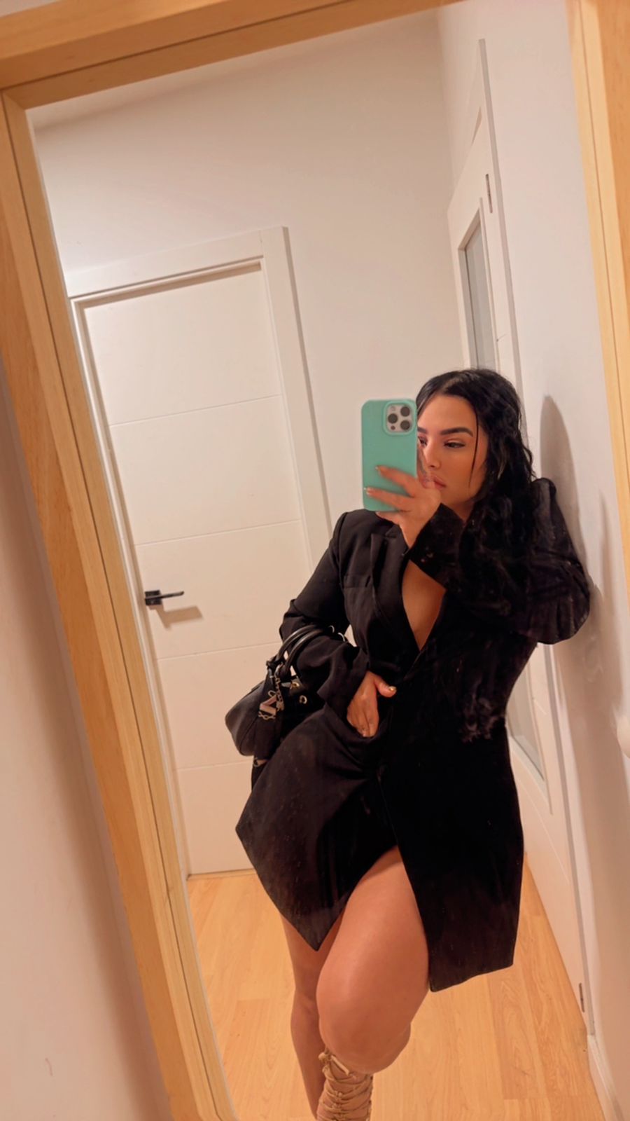 601864309 | MIA | Chica