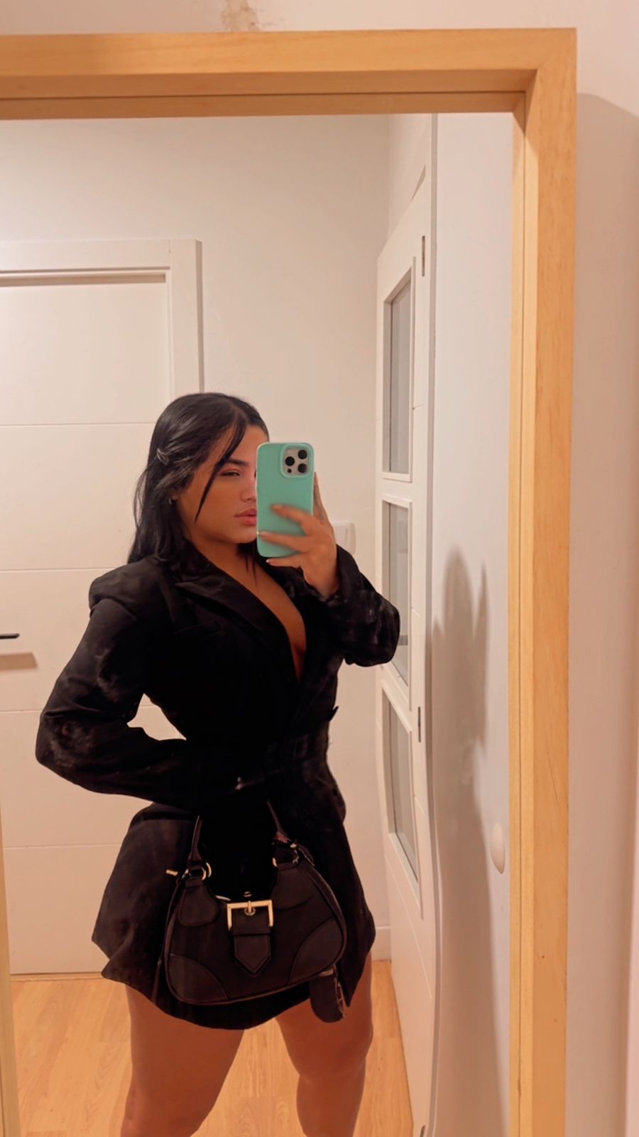 601864309 | MIA | Chica