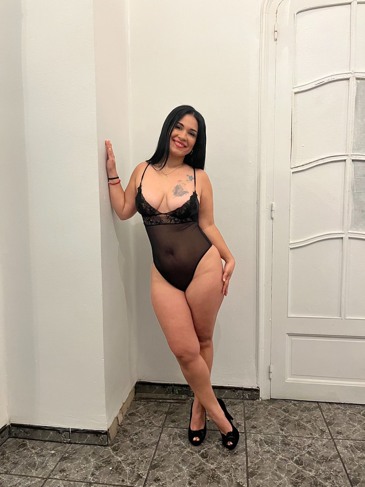 654011848 | NAHIA | Chica