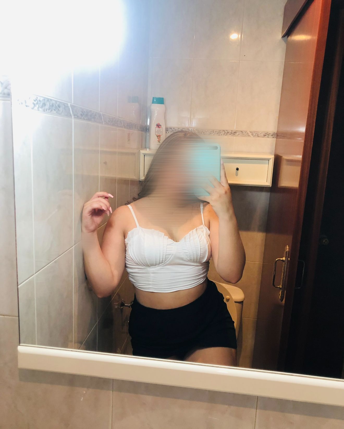 663763904 | LUNA | Chica