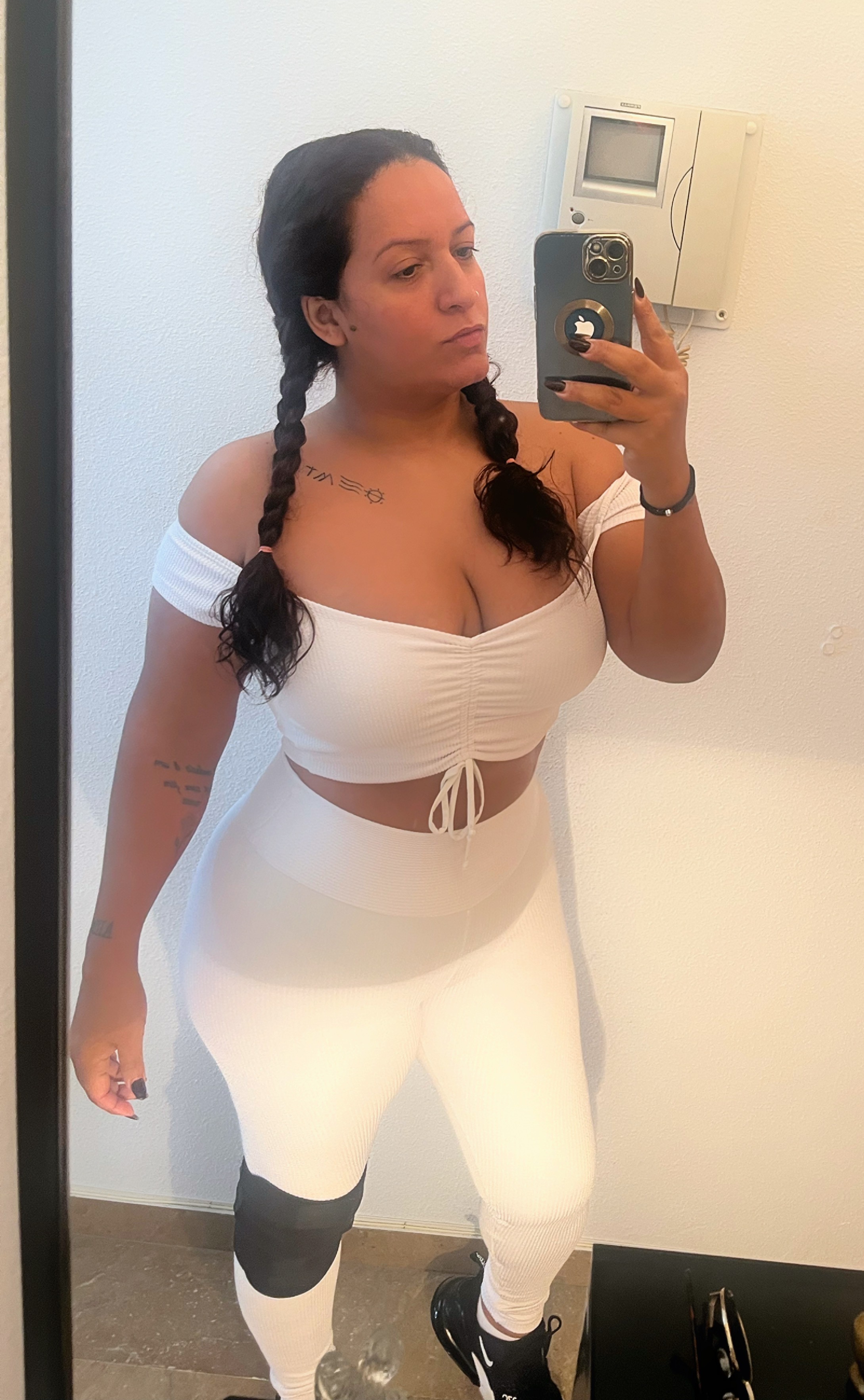 611549196 | ANNY | Chica