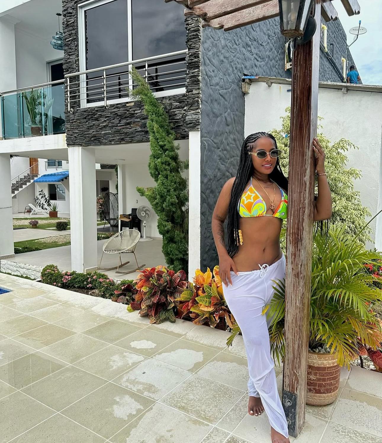 671133063 | NIKOL | Chica