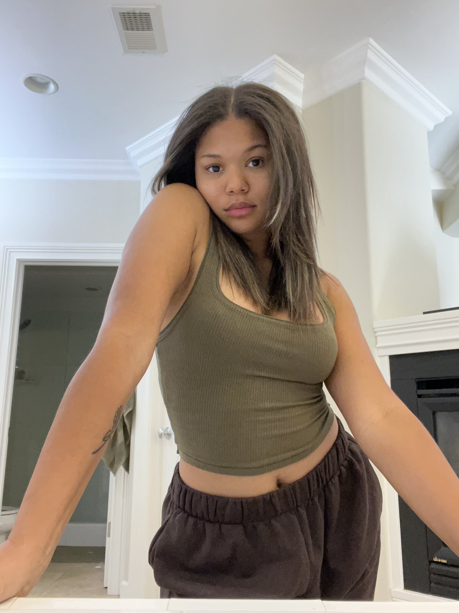 610918365 | TARAANNA | Chica