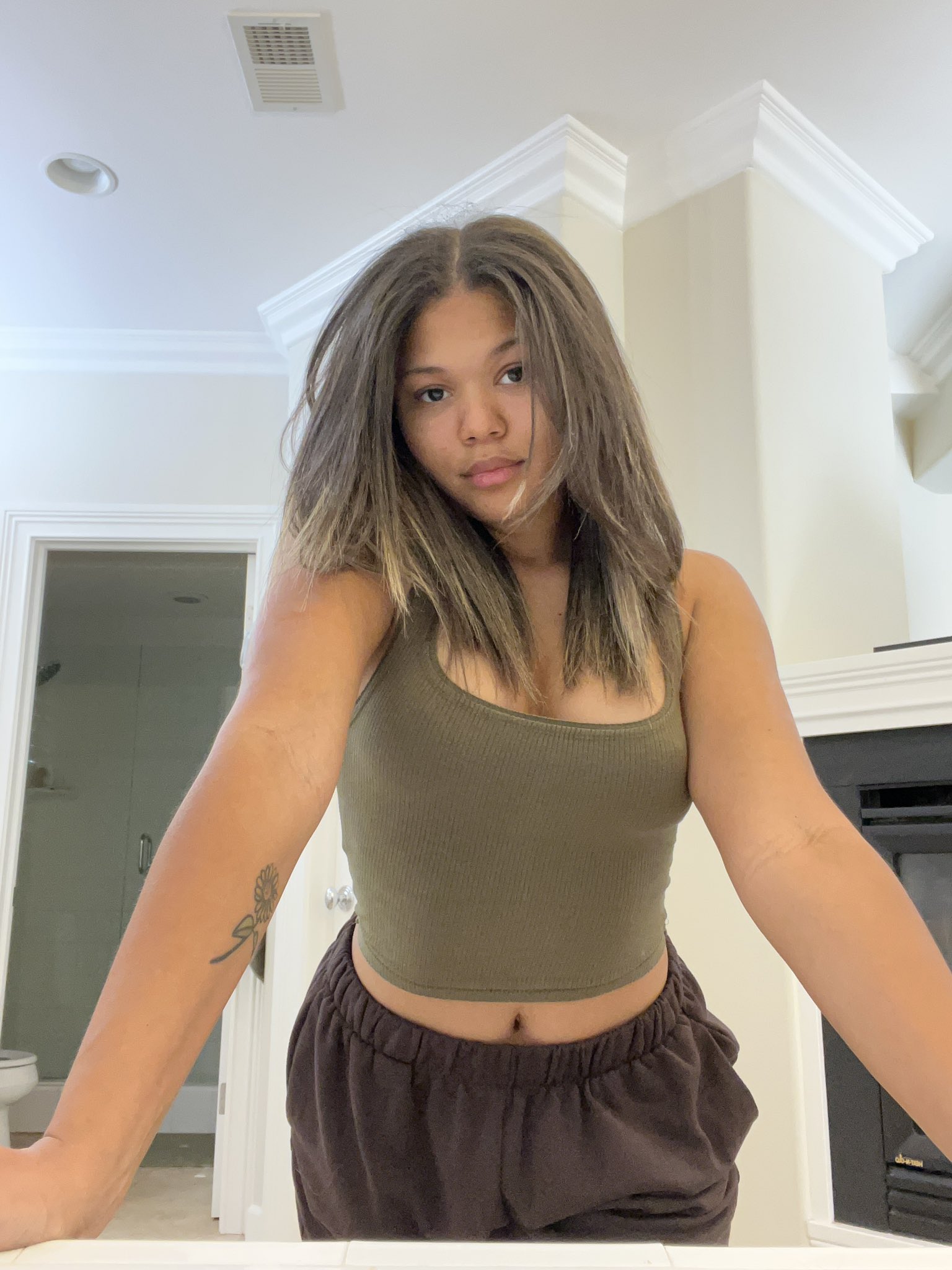 610918365 | TARAANNA | Chica