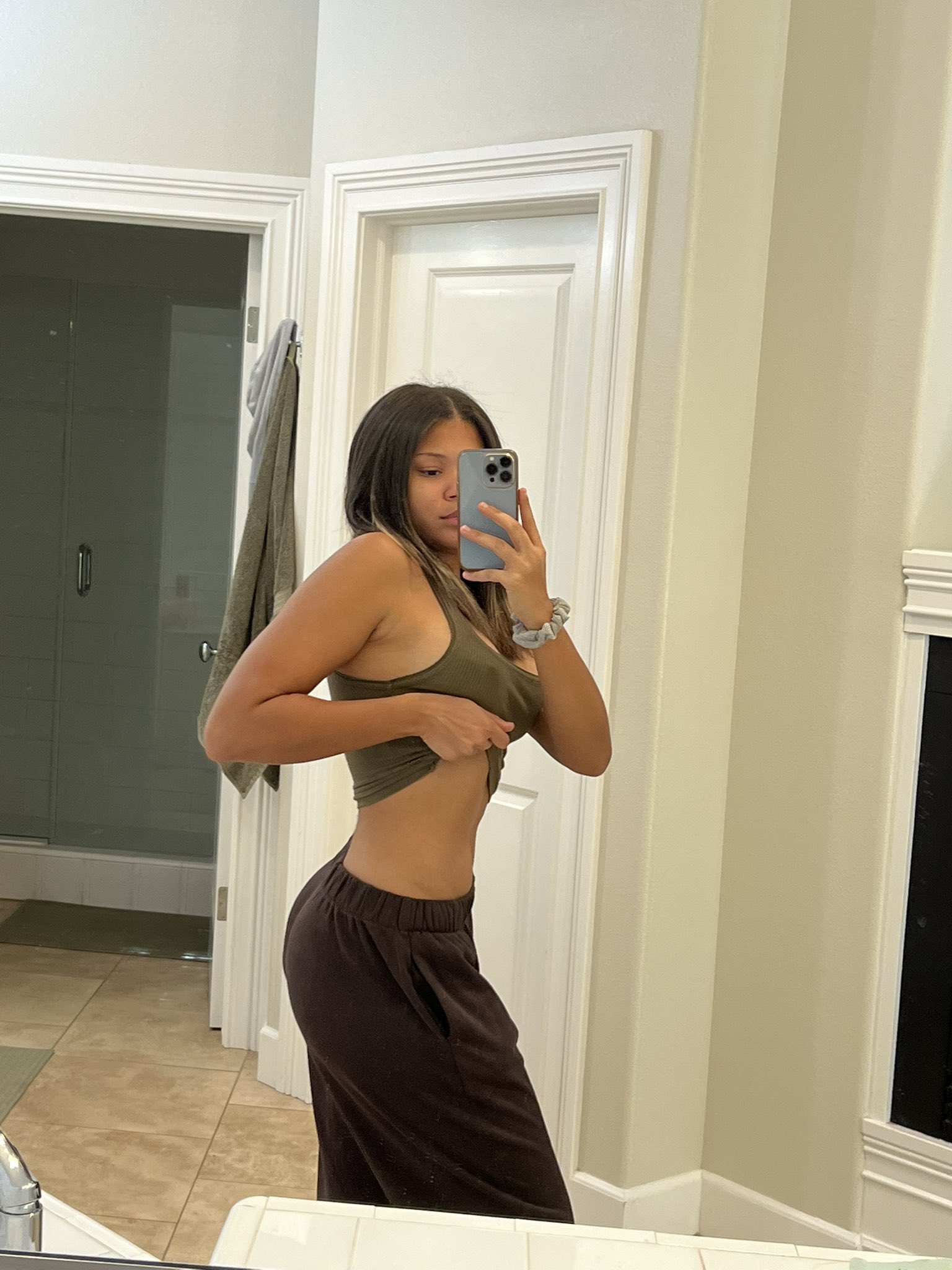 610918365 | TARAANNA | Chica