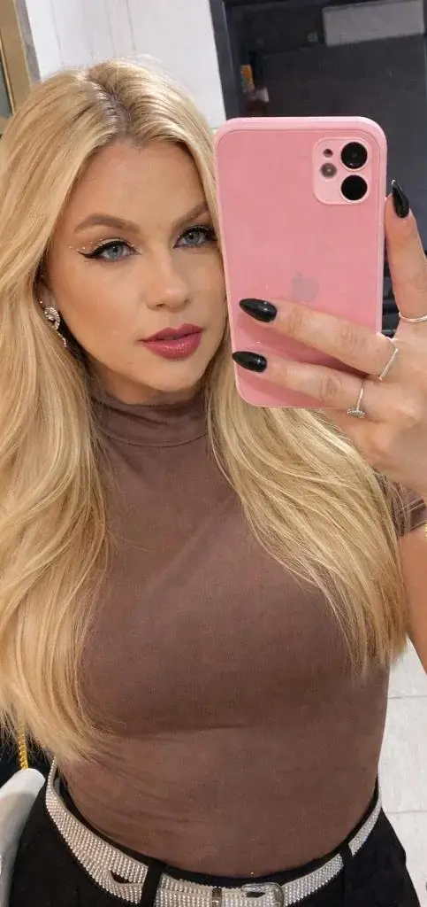 634106088 | KAROLINA | Chica