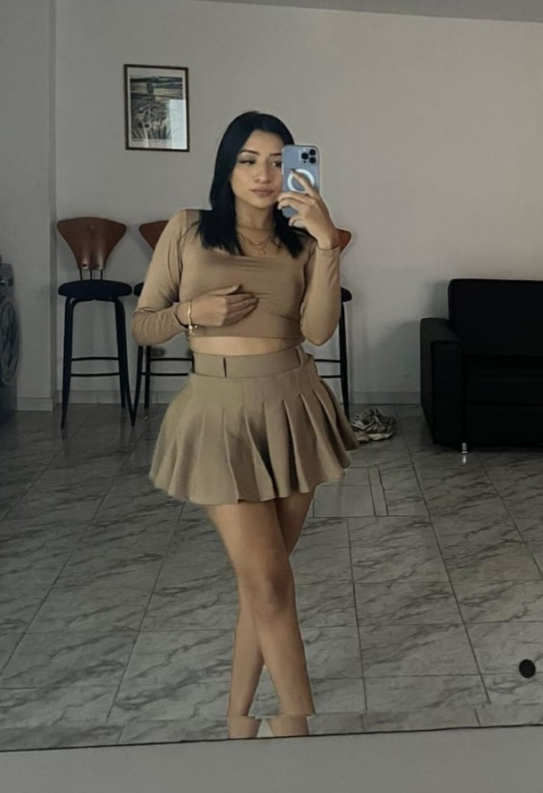 623135948 | SELENA | Chica