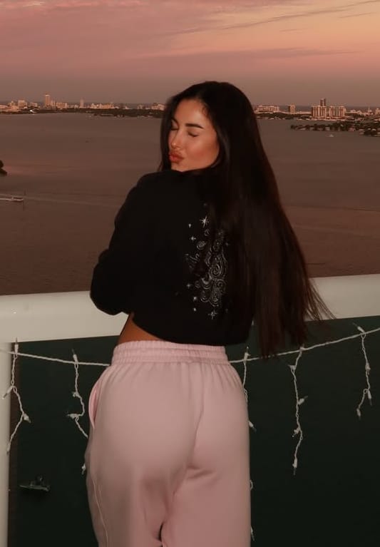 600044486 | NICOLE | Chica