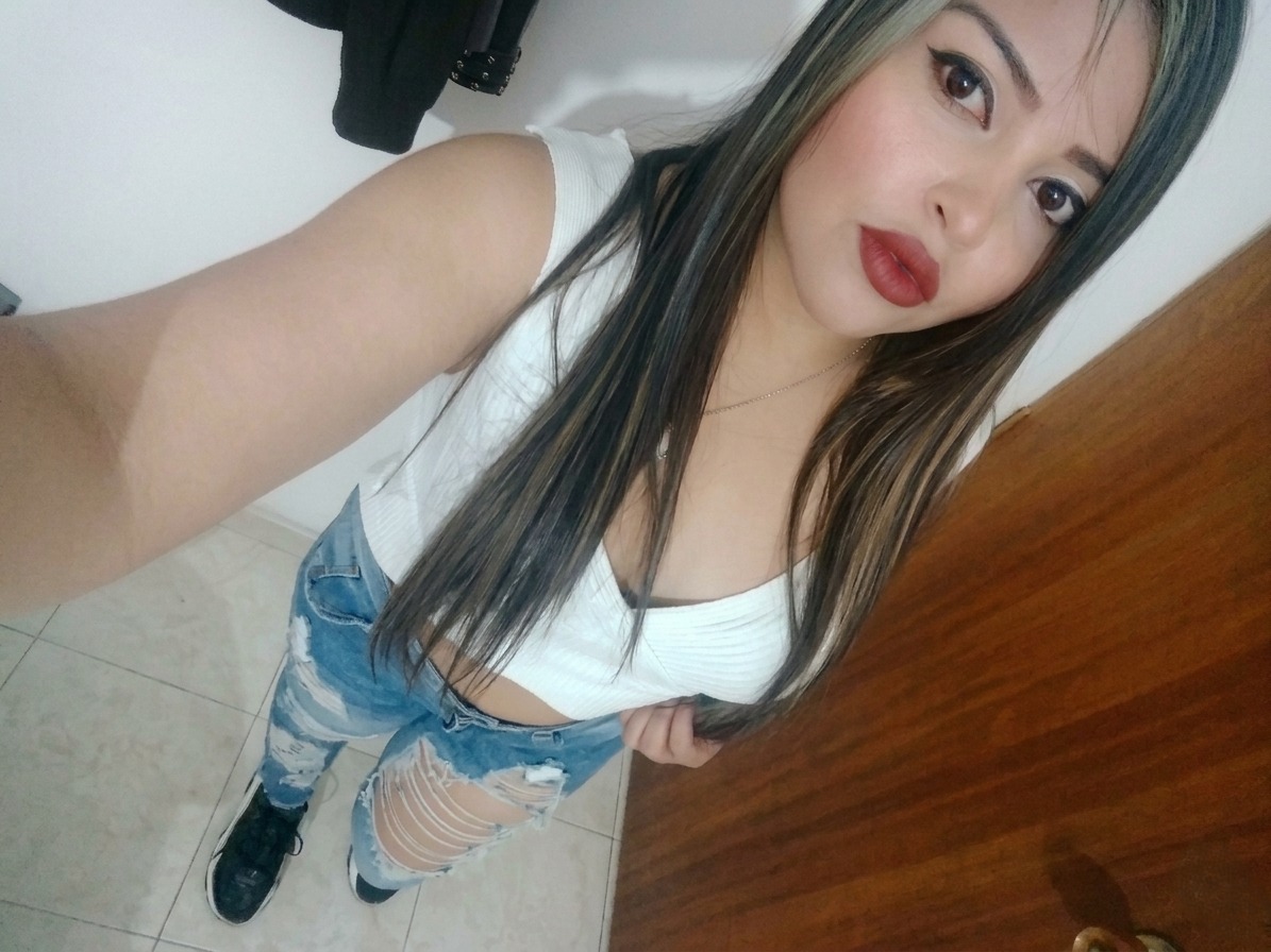 667037085 | SARA | Chica