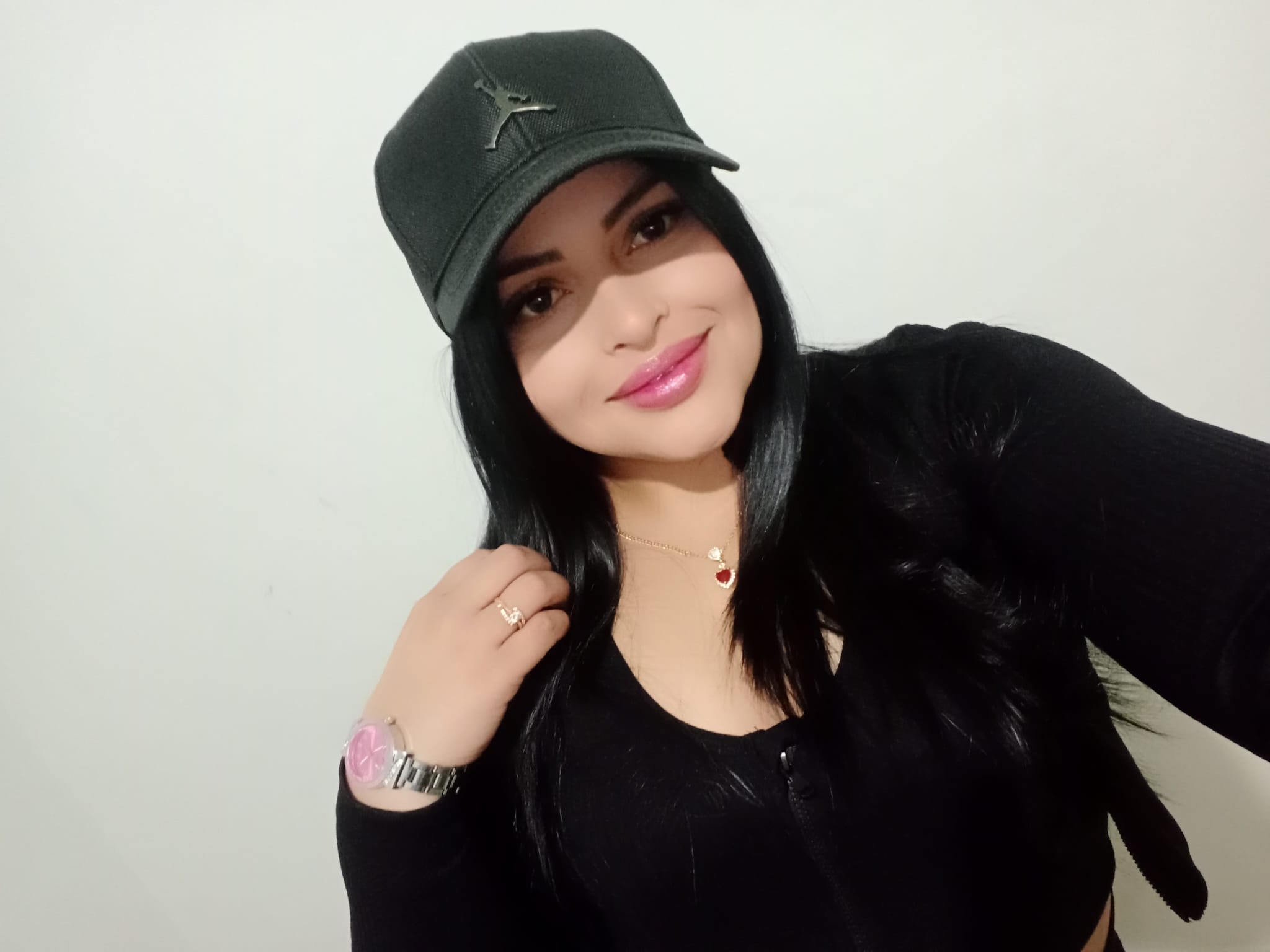 667037085 | SARA | Chica