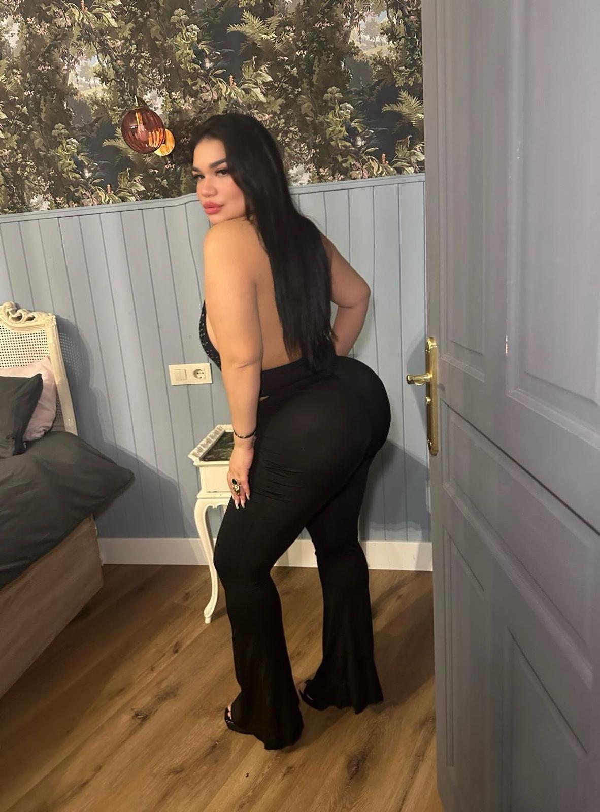 641411447 | HENESSYS | Chica