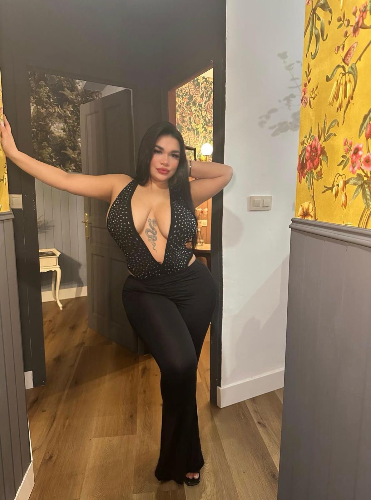 641411447 | HENESSYS | Chica