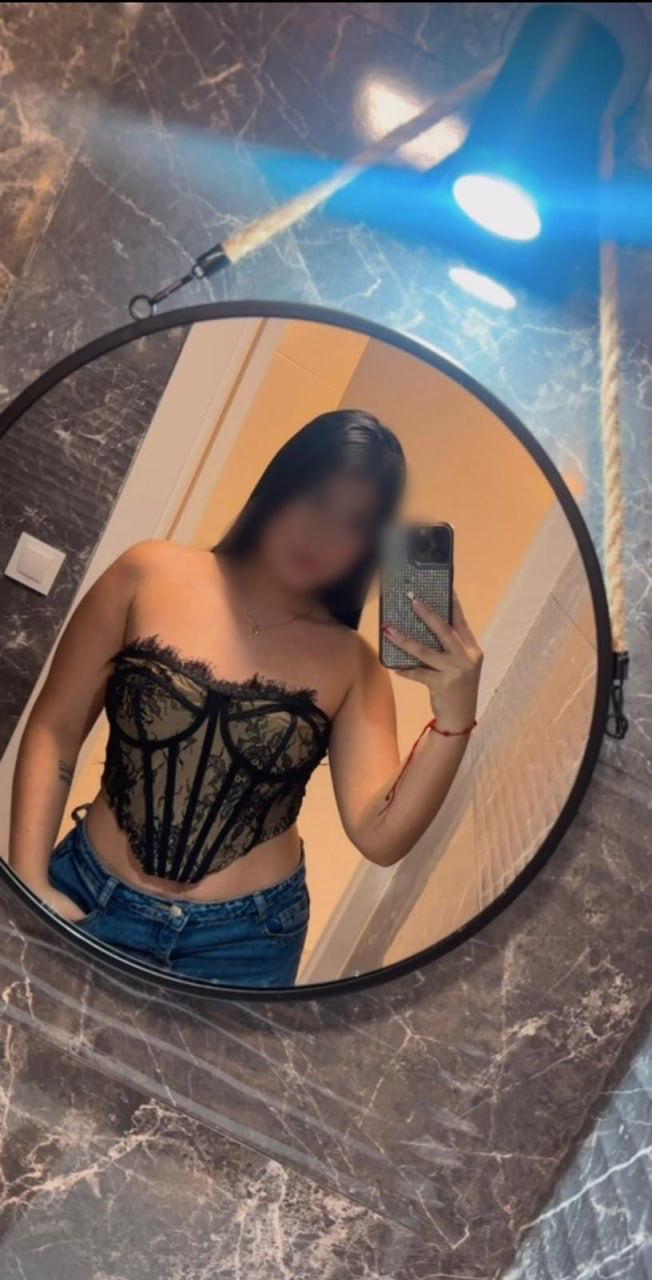 647297745 | AMY | Chica